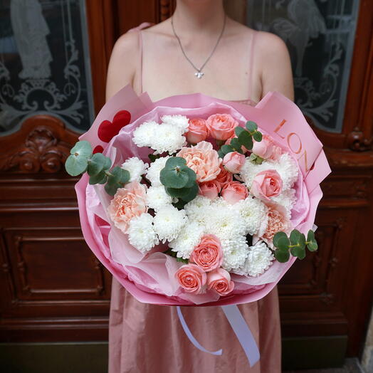 Princess garden (peony-like garden roses and pastel flowers)