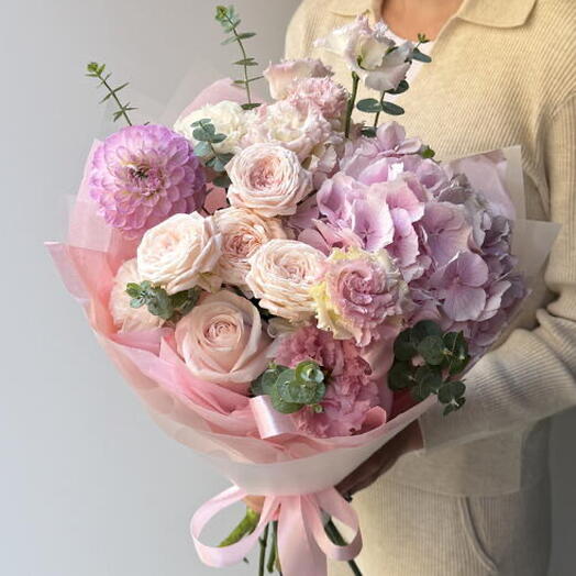 Hydrangea, dahlia, spray rose