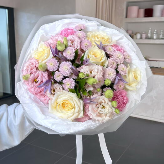 Bouquet of cream roses