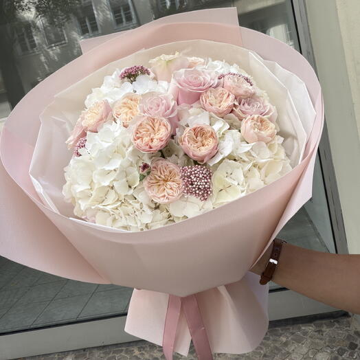 Weibe Hortensien mit Rosen