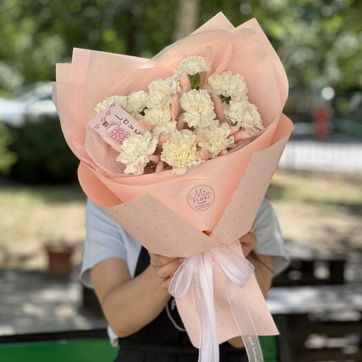 Bouquet of dianthus and lagurus