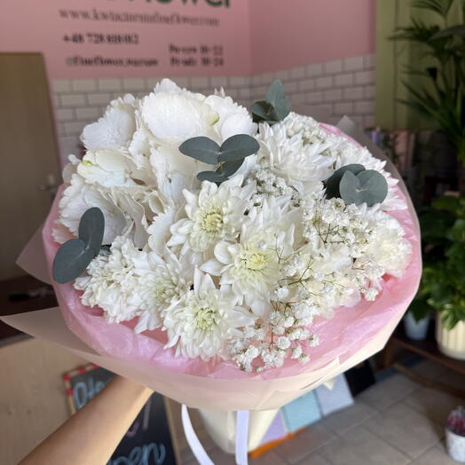 Delicate bouquet of white flowers