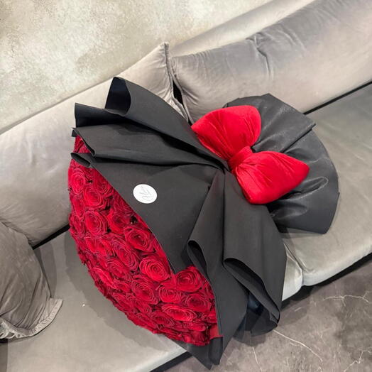 Rose bouquet "Black Bow – 101 red roses"