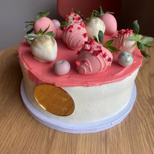 Cake with strawberries in chocolate