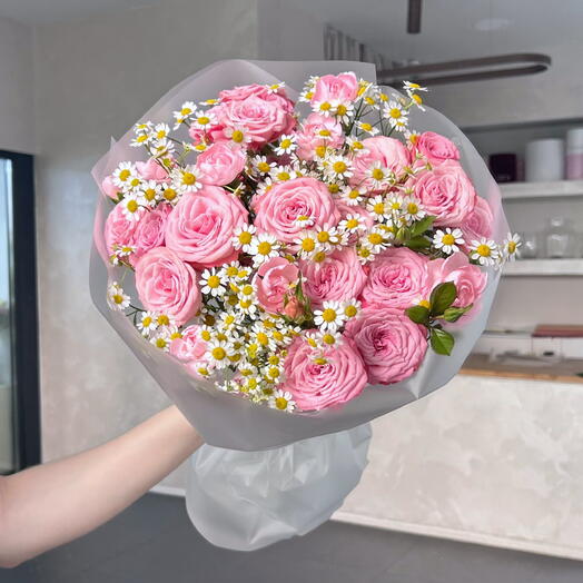 Bouquet of spray roses with chamomile.