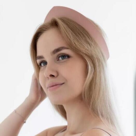 Ein zartrosa Kokoshnik aus Ökoleder.
