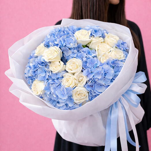 🌸 Bouquet of white roses and hydrangeas