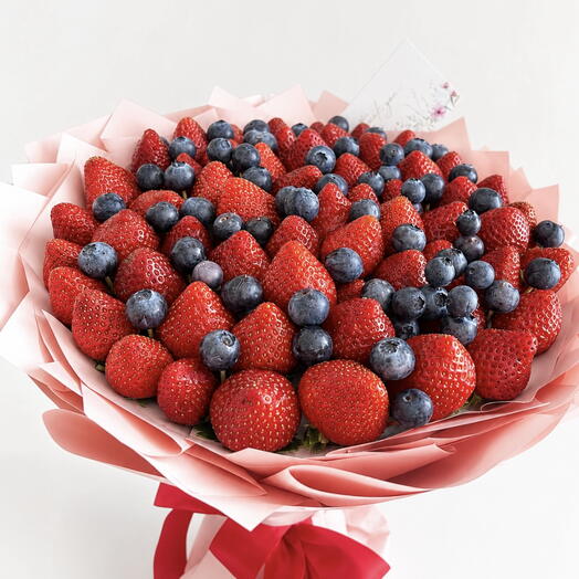 Bouquet with strawberries