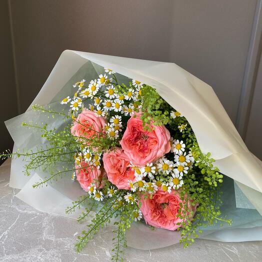 Bouquet of roses and chamomile