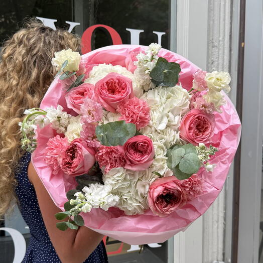 "Too Gorgeous" Букет среднего размера (розы Pink Expression, эустома, гортензии, маттиола, гвоздики, эвкалипт)