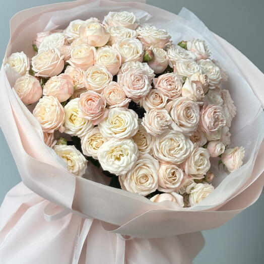 Bouquet of peach roses