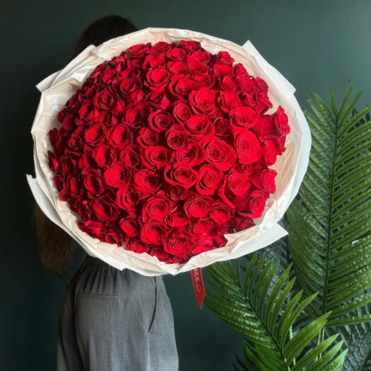 Red roses big bouqet