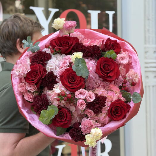 Букет Rosewine среднего размера (красные розы, гортензии, гиперикум, эвкалипт, спрей-розы, лизиантусы, диантусы)