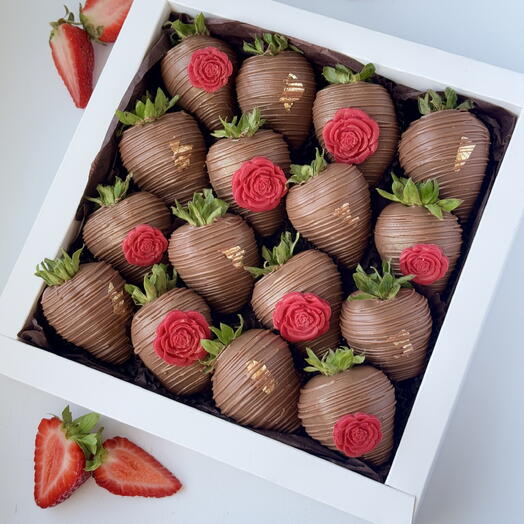 Fragole al cioccolato con rose