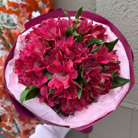 Bouquet of red alstroemeria