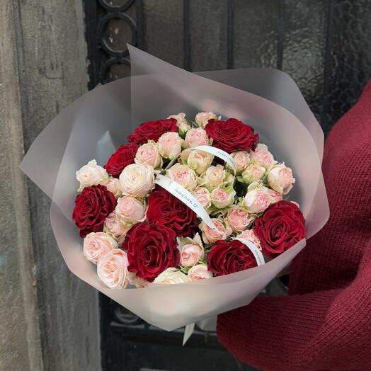 Bouquet with Hearts   Bombastic Garden Roses Size L