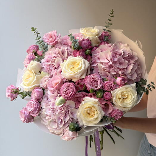 Pink hydrangea, rose, spray rose, large eustoma