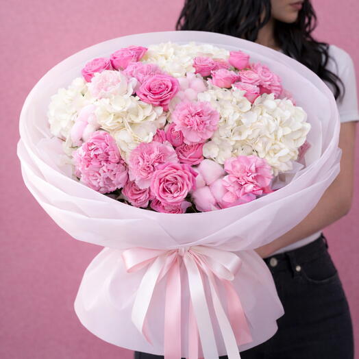 💐 Bouquet of peonies, hydrangeas and other flowers