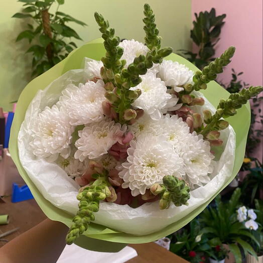 A bouquet of spring flowers