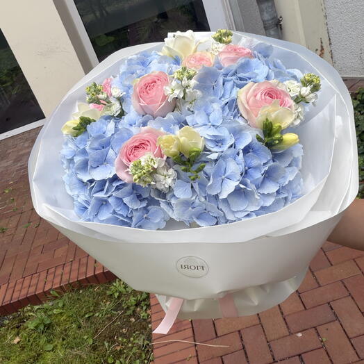 Blue hydrangeas with roses