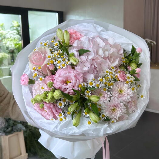White-pink mixed bouquet with chamomile