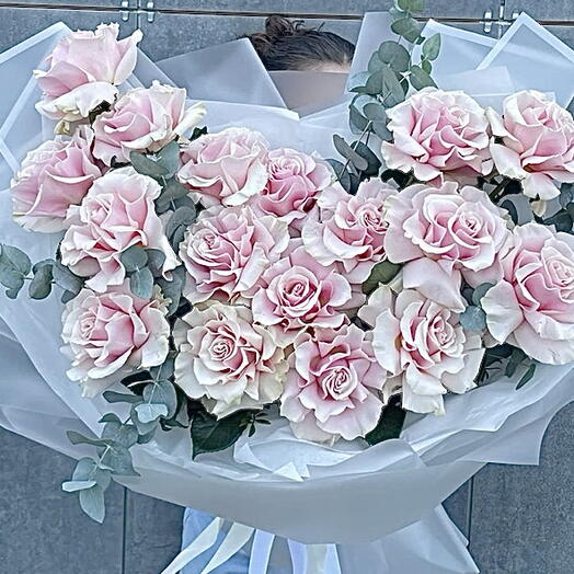 Voluminous bouquet of 21 roses with eucalyptus