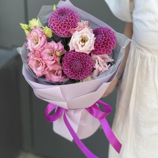 Bouquet of eustoma and dahlia