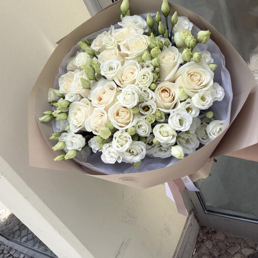 Eustoma with roses