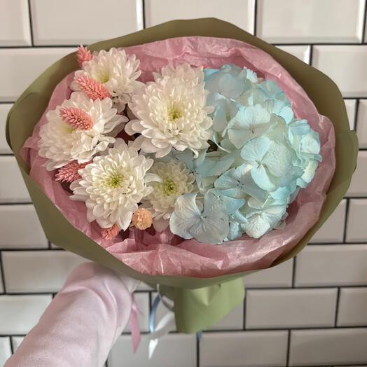 Bouquet of hydrangeas with a daisy.