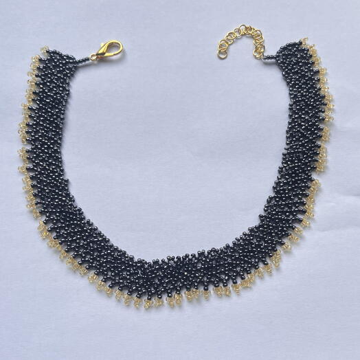 Collar choker elegante de cuentas – negro y dorado, hecho a mano