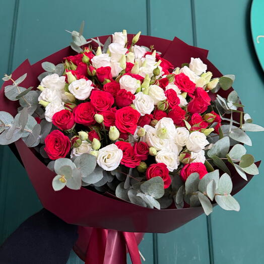 Spray roses with lisianthus
