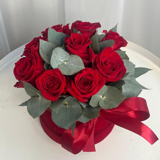"Love" - red roses in a hat box