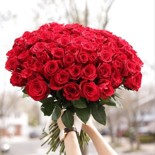 Bouquet of 101 roses with a card