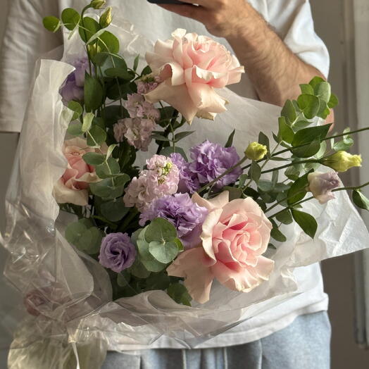 Bouquet 381 [FREE DELIVERY] Rosa Ecuador, Lisianthus, Eucalyptus, Matthiola, Pistacia