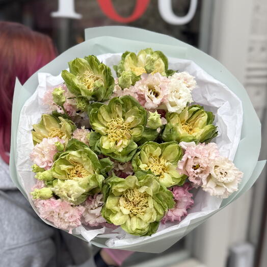 Букет Verdant Pink, размер M (розы Veggie, лизиантус)