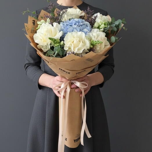 Bouquet of white roses