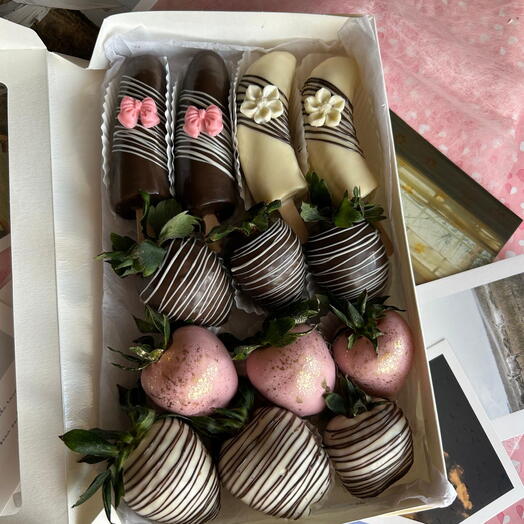 Strawberries and bananas in chocolate MIXBAMBO