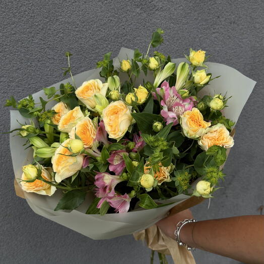 Bouquet Kiss in a Rose