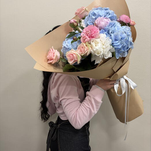 Bouquet di ortensie, peonie e rose