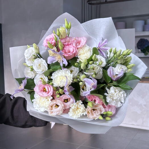 Bouquet of lisianthus and clematis