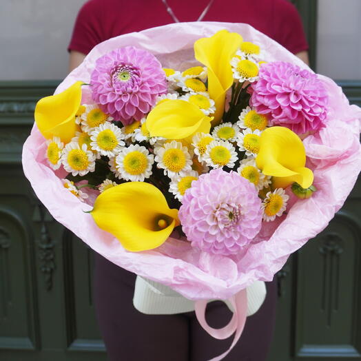 Golden bead (yellow calla lilies, daisies and pink dahlias)