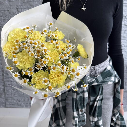 Golden Breeze - 12 Сarnations and Сamomile
