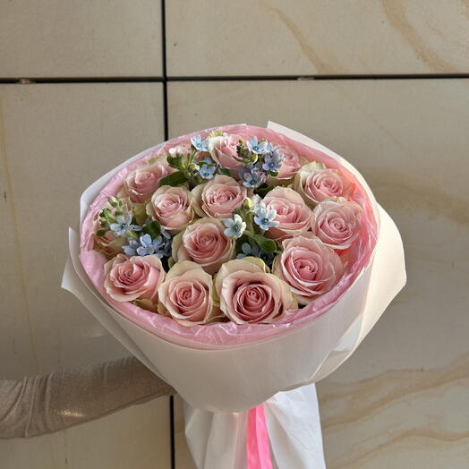 Pink roses with oxypetalum