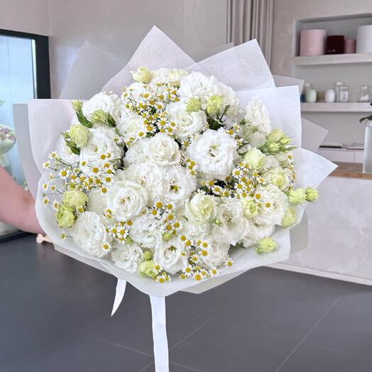 Lisianthus bouquet with chamomile