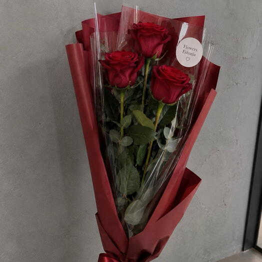 A bouquet of compliments (three red roses)