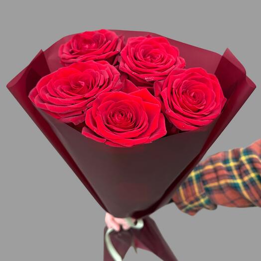 5 red roses