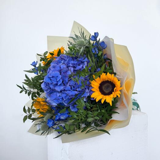 Blue hydrangea with sunflowers