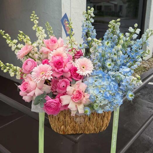 Glamouröser Duo-Korb – Hortensien, französische Rosen, Rittersporne, Ranunkeln, Gerbera