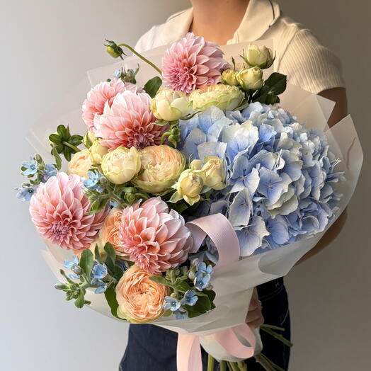 Hydrangea, peach-colored dahlia, small Oxypetalum