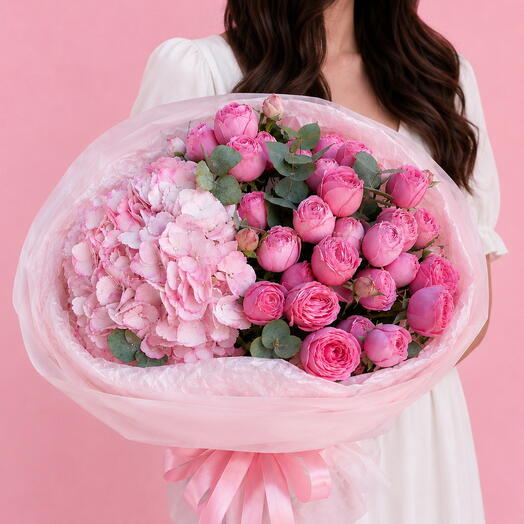 🌸 Bouquet of hydrangeas and spray roses